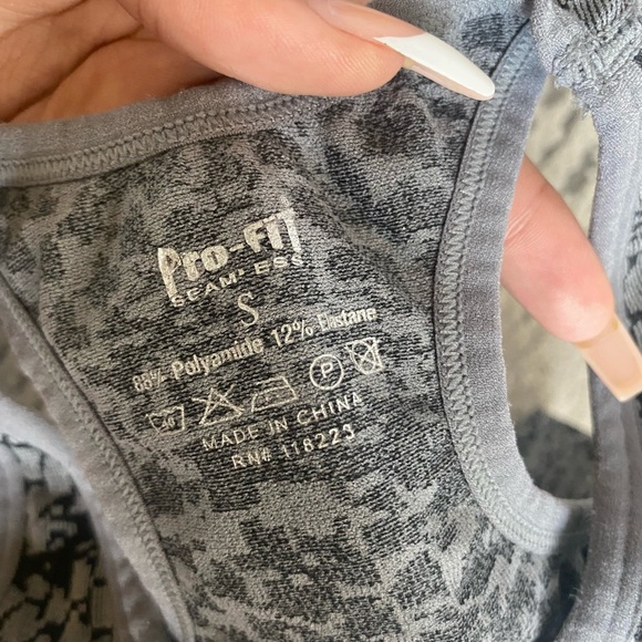 Pro fit crop top sports bra - Picture 3 of 3